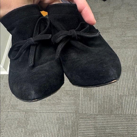 Stuart Weitzman Aohki Black Suede Bow Heels, size 7 - Picture 10 of 13